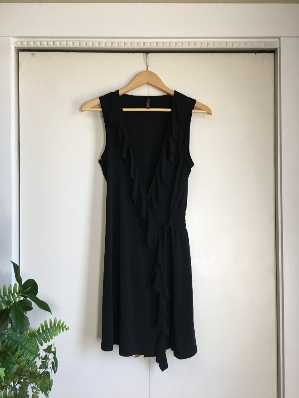 Simon Chang Black Ruffled Whimsigoth Sleeveless Cover Wrap With Gem Tassels - M